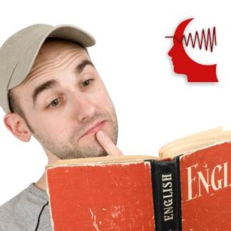 Um homem abrindo um livro de gramática inglesa.
