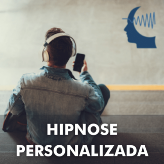 Um rapaz de costas ouvindo com fones de ouvido e os dizeres: Hipnose Personalizada.